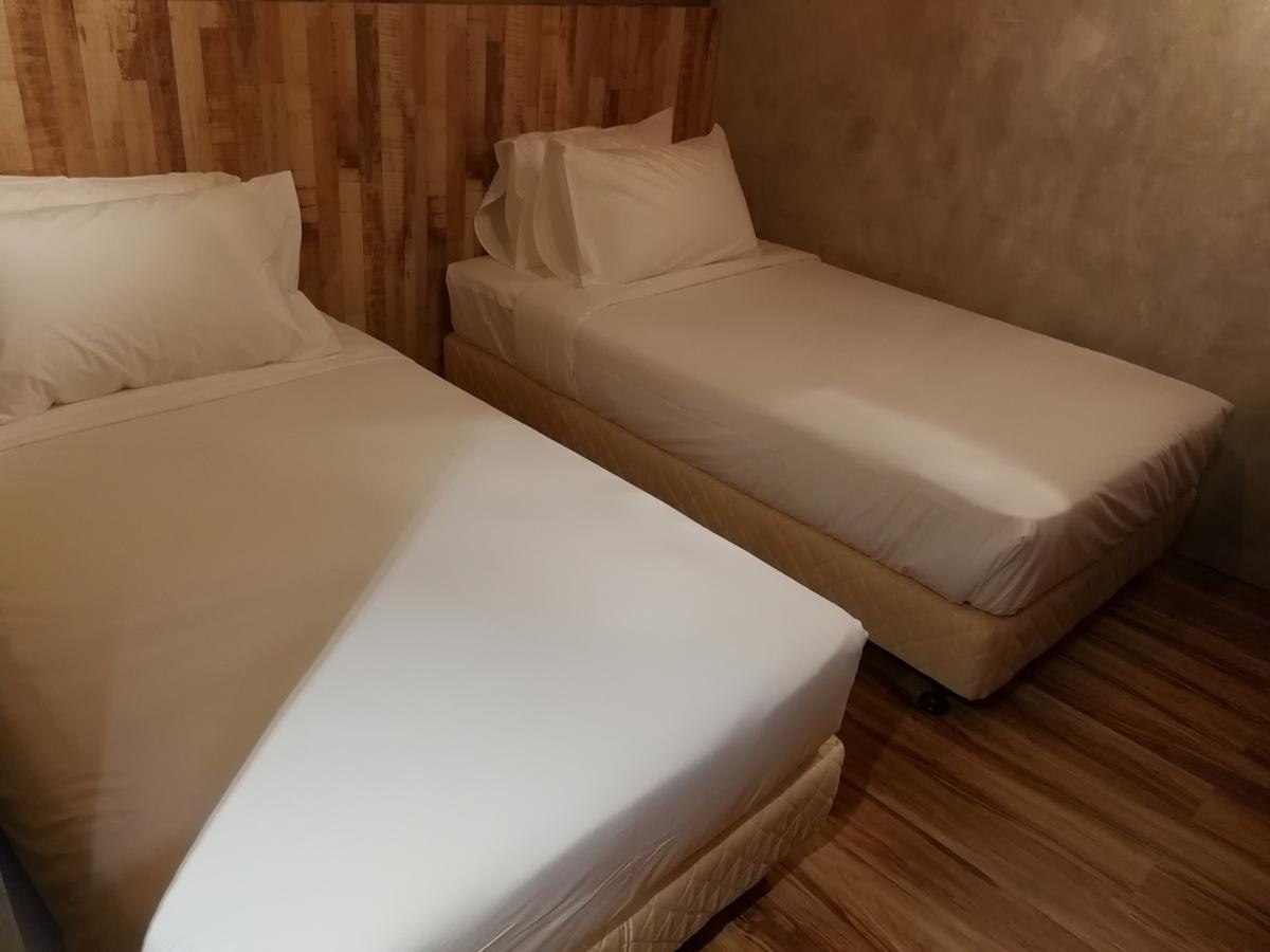 The Rise Room Kuala Terengganu Exterior photo Two single beds
